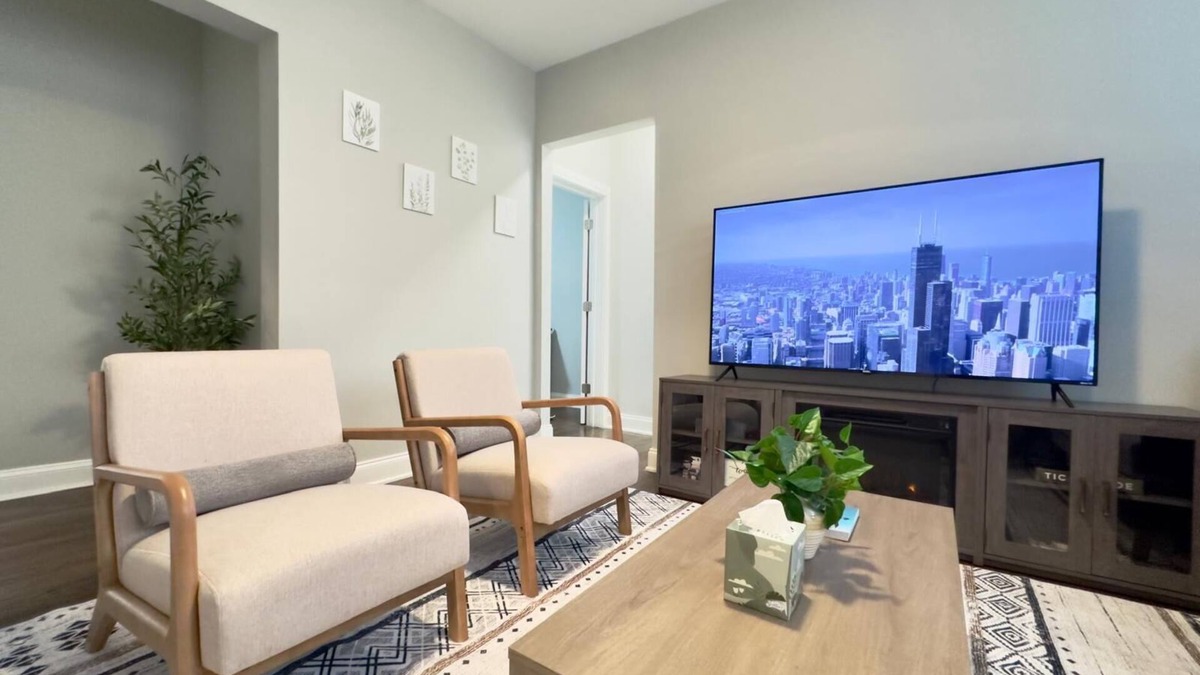 Albany Park Apartment | Modern 2BR, Ideal Location Near Local Spots