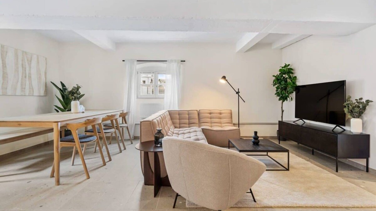 Gronn Apartment | Modern 2BR in Clausen w/WiFi, Kitchen & Workspace