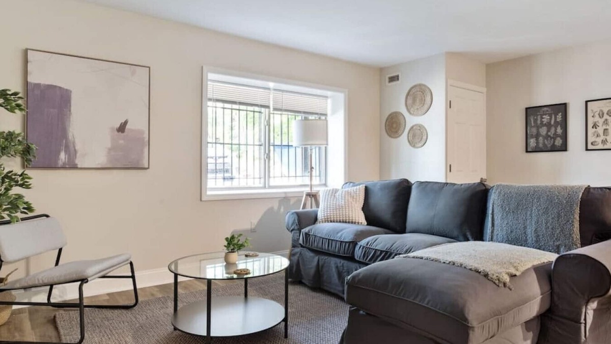East Liberty Apartment | Modern 2BR in East Liberty | Queen Beds Parking