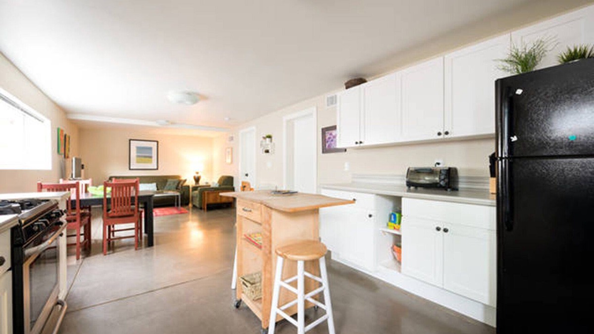 Upper Telegraph Apartment | Modern 2BR in Rockridge/Berkeley, Walkable to Shops, Dining, Grocers, BART