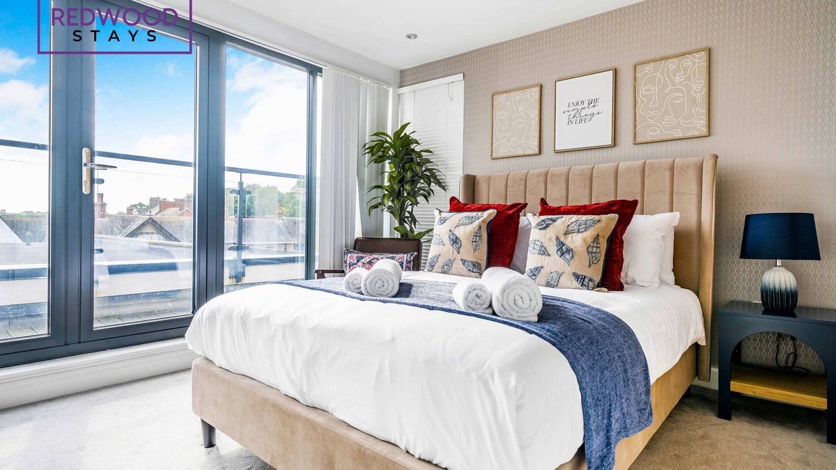 Camberley Apartment | Modern 2BR in Surrey | Pet-Friendly, WiFi, Parking