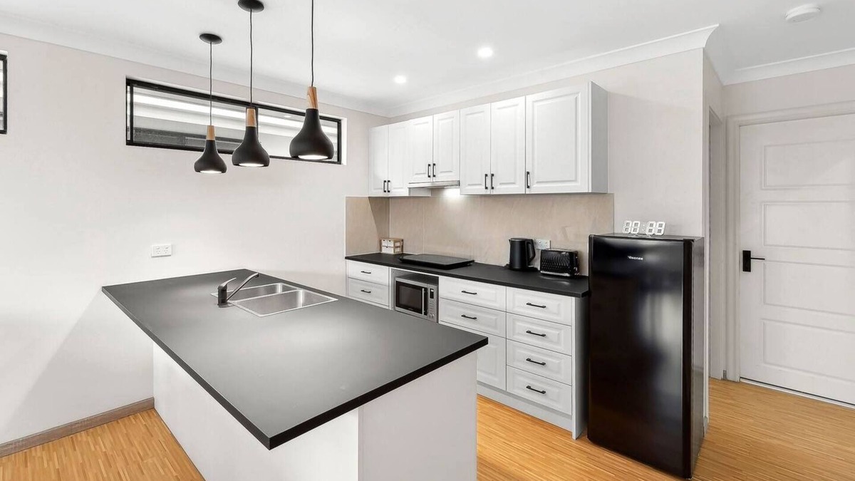 Bungalow Apartment | MODERN 2BR INNER-CITY SUBURB FOR SMALL GROUP- Cairnsn