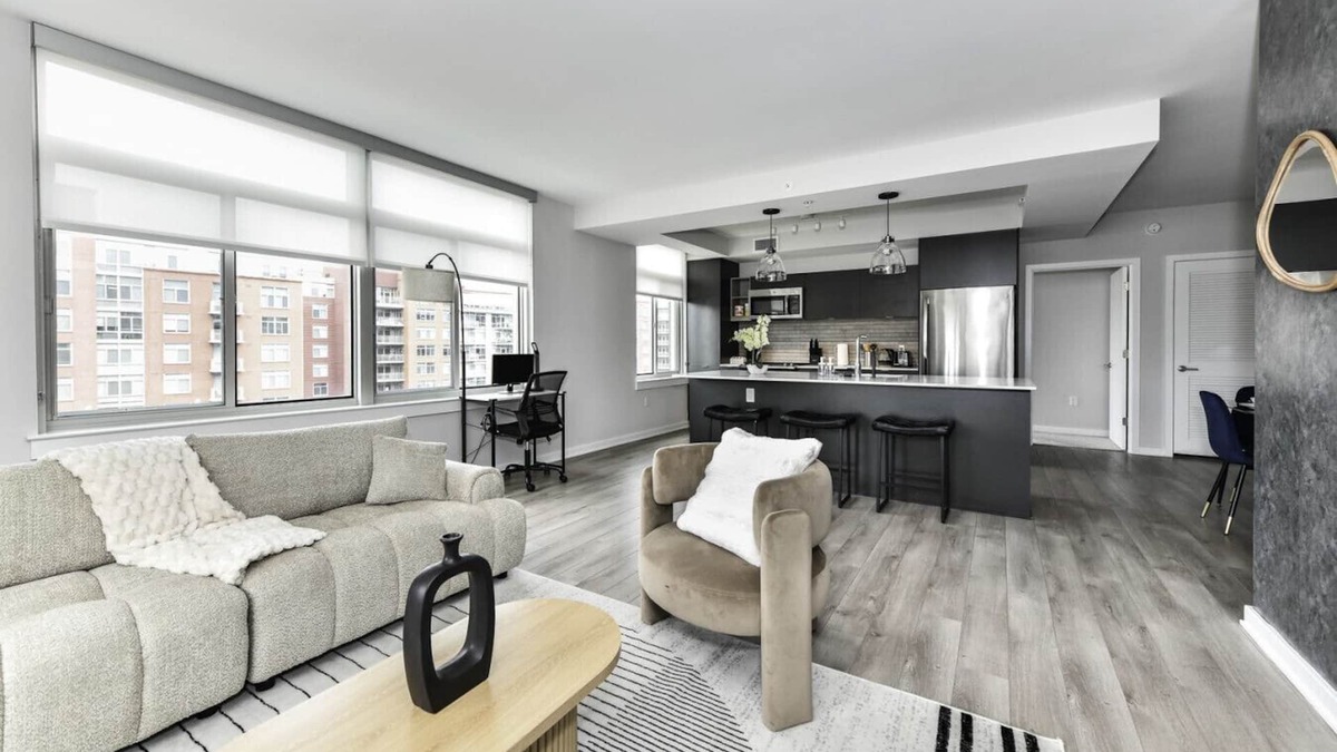 Crystal City Apartment | Modern 2BR Oasis with Scenic Rooftop & Gym ﻿