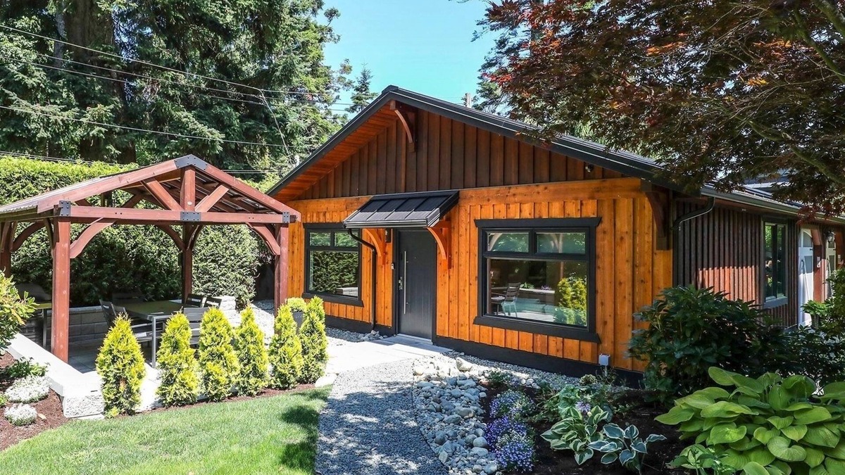 Courtenay Apartment | Modern 2BR oceanfront apartment for sun, ski or mountain biking!