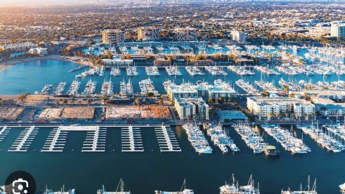 Del Rey Apartment | Modern 2BR Penthouse with Gym, Rooftop Pool, Patio & great View -Venice/MDR