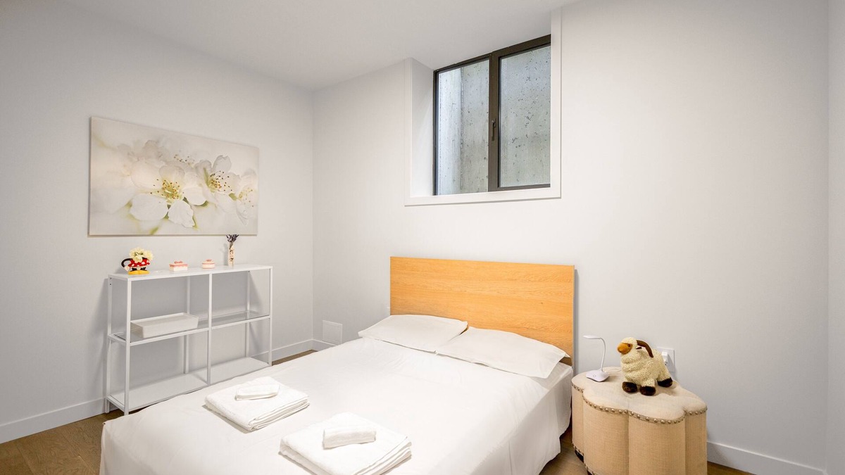Dundarave House | Modern 2BR Suite in West Van | Patio & BBQ