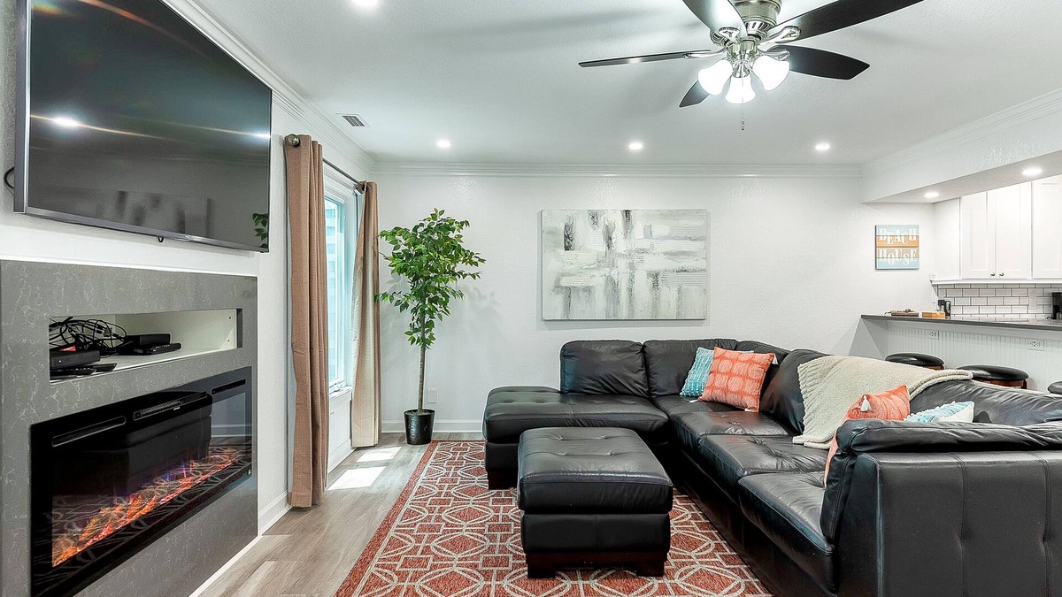 Northeast Virginia Beach House | Modern 2BR Townhome, Near Beach + 30-Day Deals