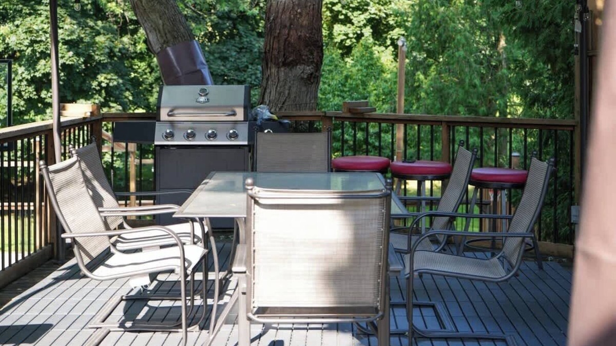 Seven Oaks Apartment | Modern 3 Bdrm Suite - Private Basketball Court & BBQ