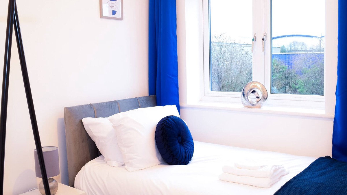 Wolverhampton House | Modern 3 Bed 2 Bath House