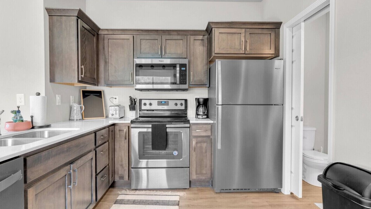 Washburn House | Modern 3 Bed/3.5 Bath Townhome Near Lost Island Water/Theme Park