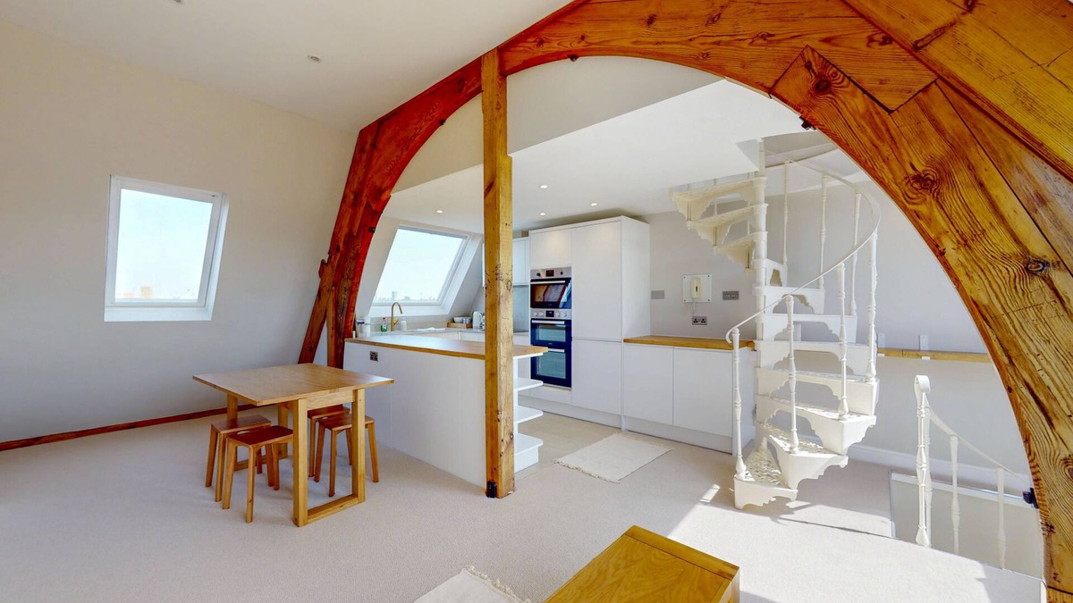 Ravenscourt Park Apartment | Modern 3 Bed Duplex near Stamford Brook Station