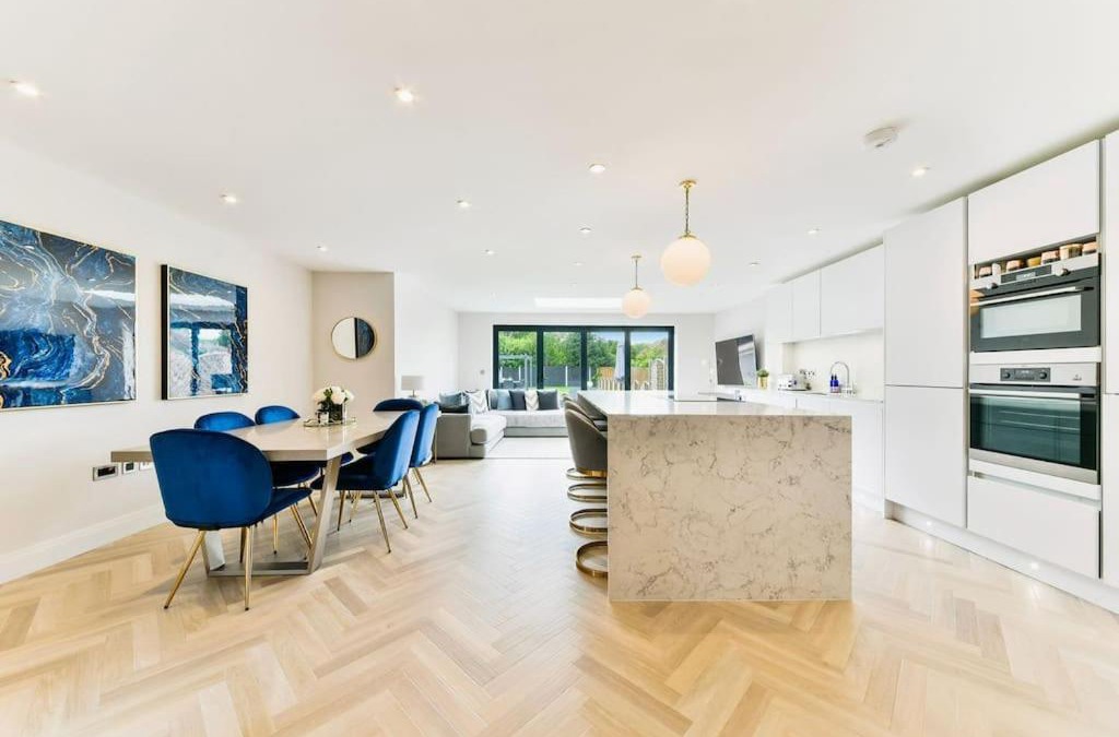 Hersham Apartment | Modern 3 bed Entire House, Gym & Underfloor Heating