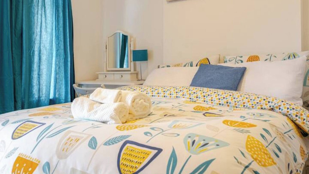 Meltham House | Modern 3-Bed Getaway | Family-Friendly | Close to Peak District