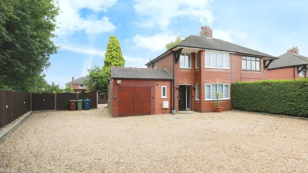 Forsbrook House | Modern 3-Bed Home near Alton tower