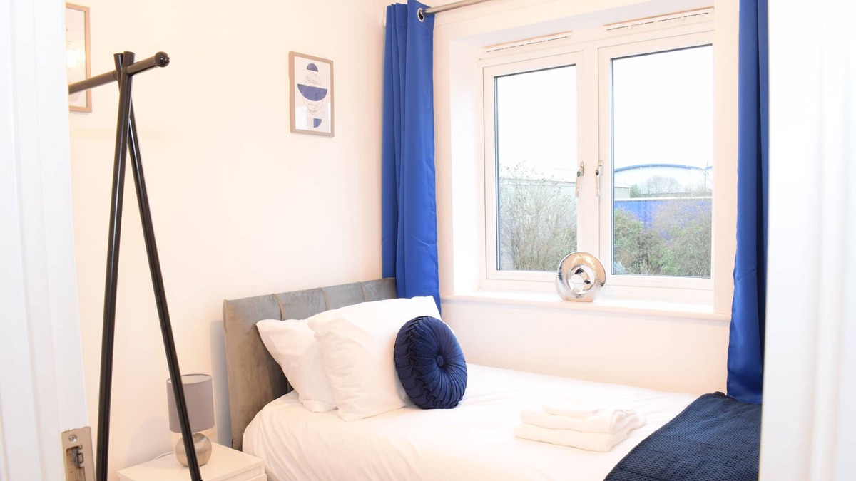Bilston House | Modern 3 Bed House w/ Parking
