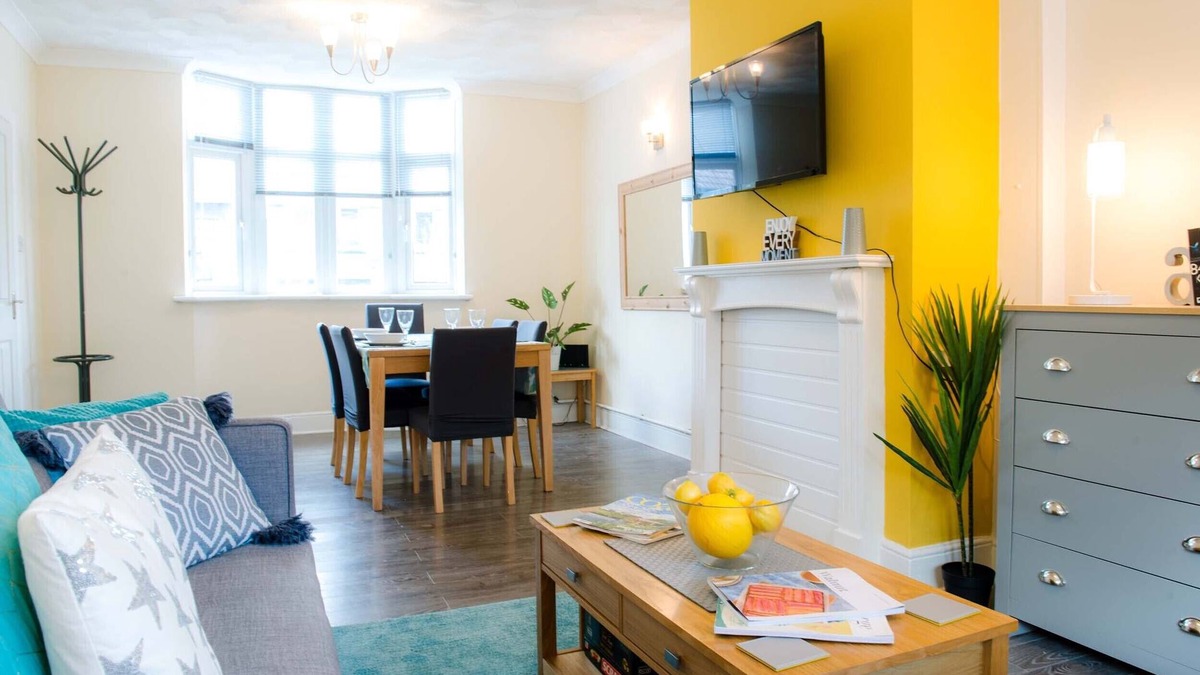 Newport House | Modern 3 bed house in Newport, near Junction 27, M4