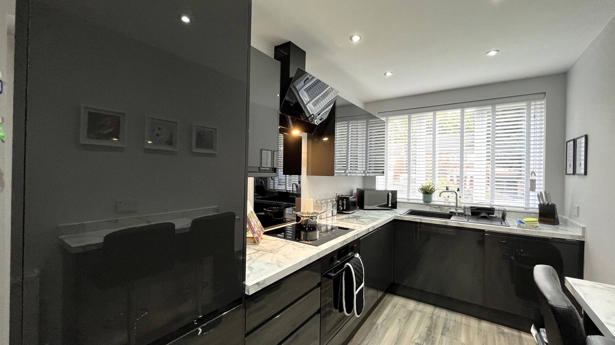 Whitefield House | Modern 3-bed stay-away-home sleeps 6 nr Manchester