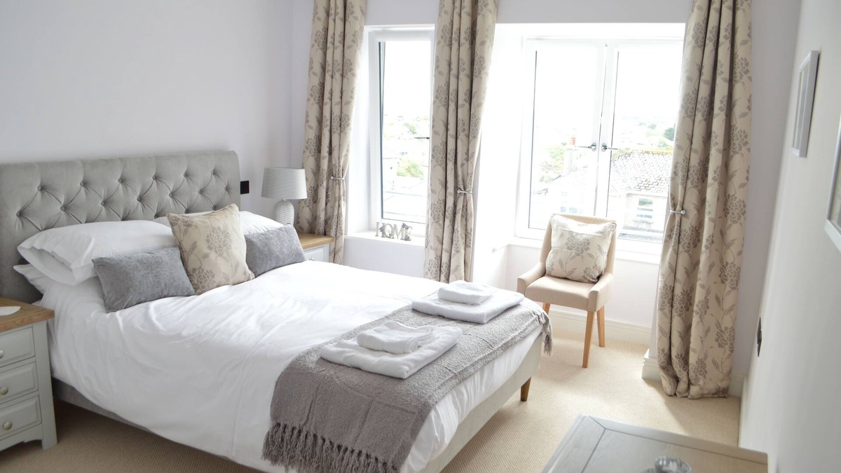 Newquay City Centre House | Modern 3-Bed Townhouse, Newquay, Sleeps 6, Beach 300m, 5 min walk to town centre