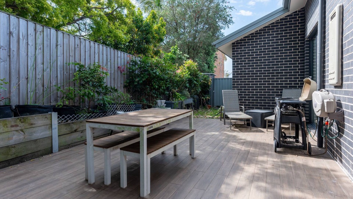 Ryde House | Modern 3-Bed Townhouse with Alfresco Dining & BBQ