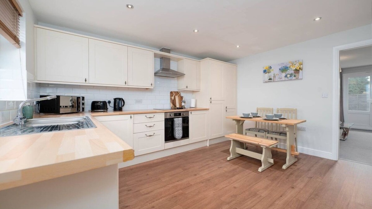 Market Rasen House | Modern 3 bed w/parking & garden