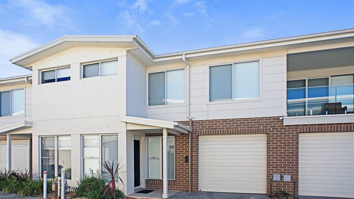 Warilla House | Modern 3 bedroom townhouse 750m to the beach and foreshore in Lake Illawarra