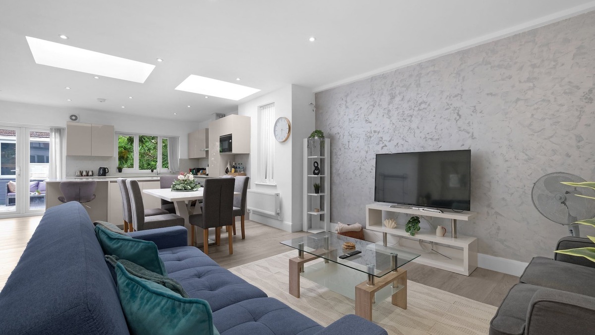 Edgware House | Modern 3 Bedroom, 2.5-Bathroom Home in Edgware