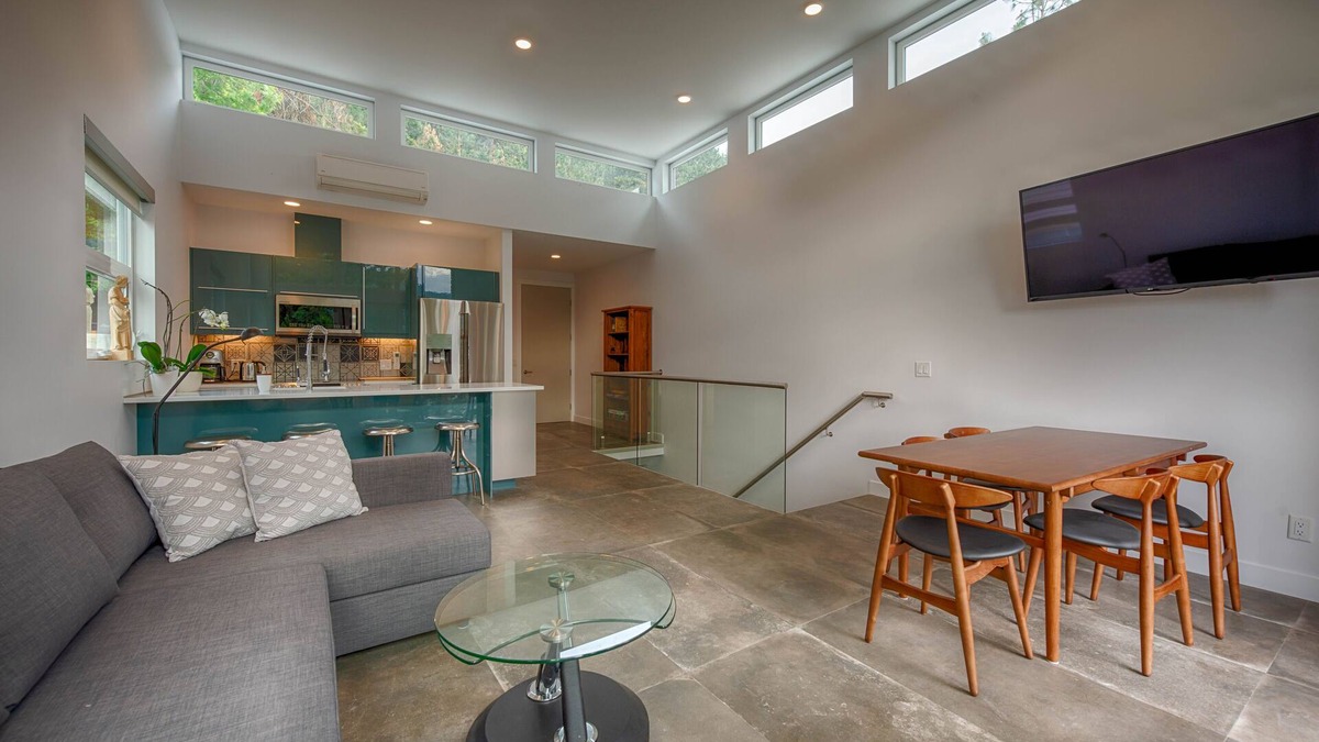 Central Okanagan House | Modern 3 bedroom, 3 en suites, dog friendly loft in McKinley