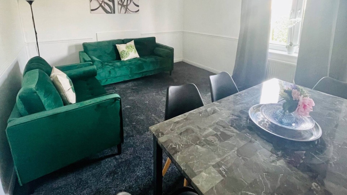 Coatbridge Apartment | Modern 3 bedroom apartment with private driveway