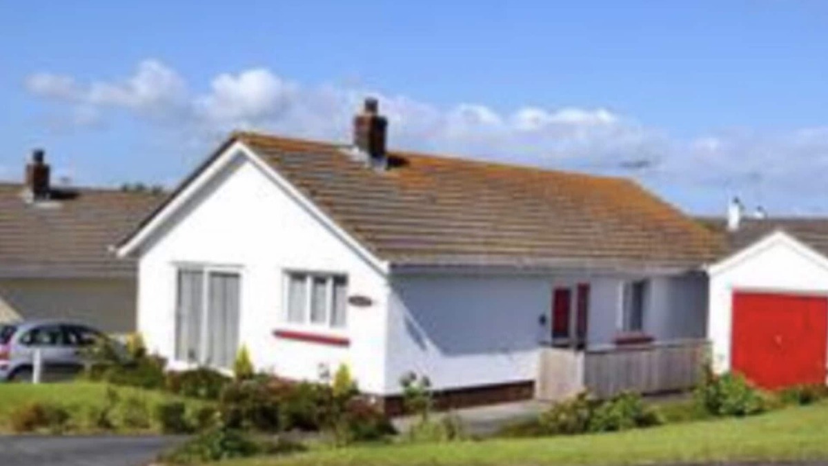 Jameston House | Modern 3 Bedroom bungalow. Easy access to beaches & towns of Tenby & Pembroke