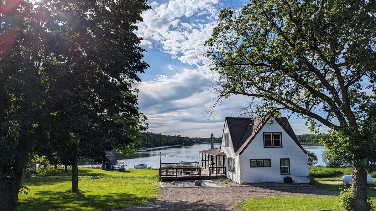 Underwood Cabin | Modern 3-bedroom cabin on the lake!