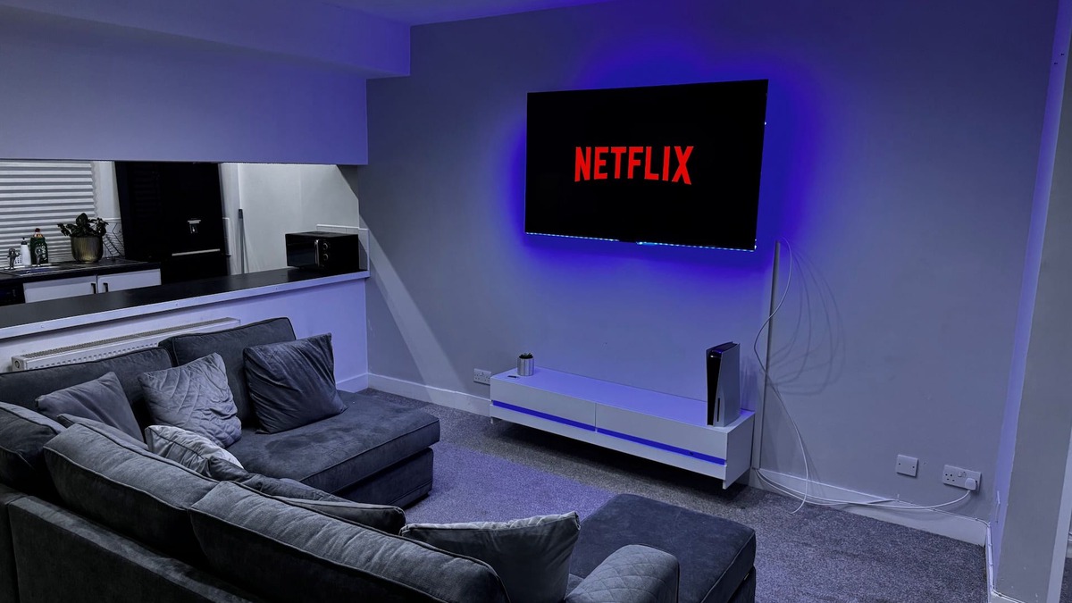 Cumbernauld House | Modern 3-Bedroom Home with Cozy Cinema-Style Living Space