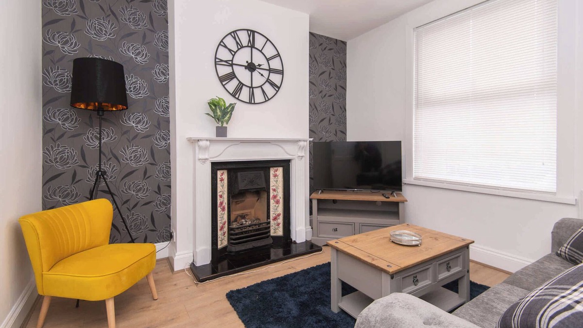 Rugby House | Modern 3 Bedroom Home in Central Rugby w Parking