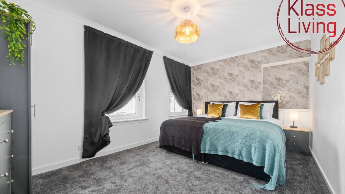 Bellshill House | Modern 3 bedroom house with private parking, modern kitchen and easy access around Glasgow