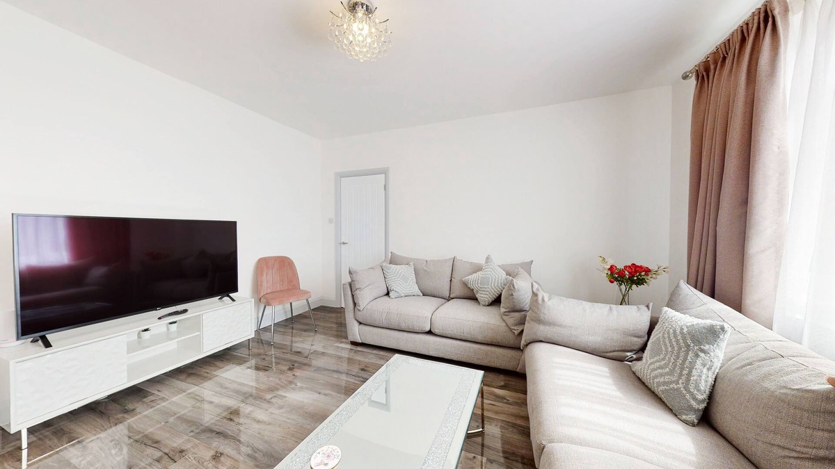 Hounslow South House | Modern 3 Bedroom House with Garden and free Onsite Parking for 2 Cars