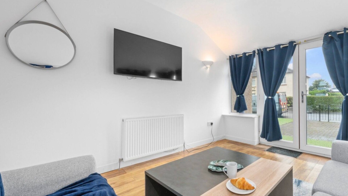 Rutherglen House | Modern 3 bedroom house with private parking, modern kitchen and easy access around Glasgow
