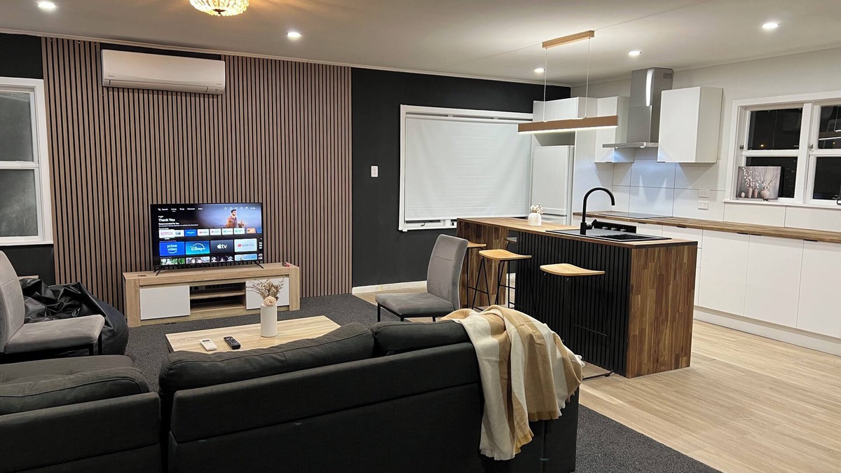 Napier House | Modern 3-bedroom house, steps away to shopping centre and restaurant/bar.