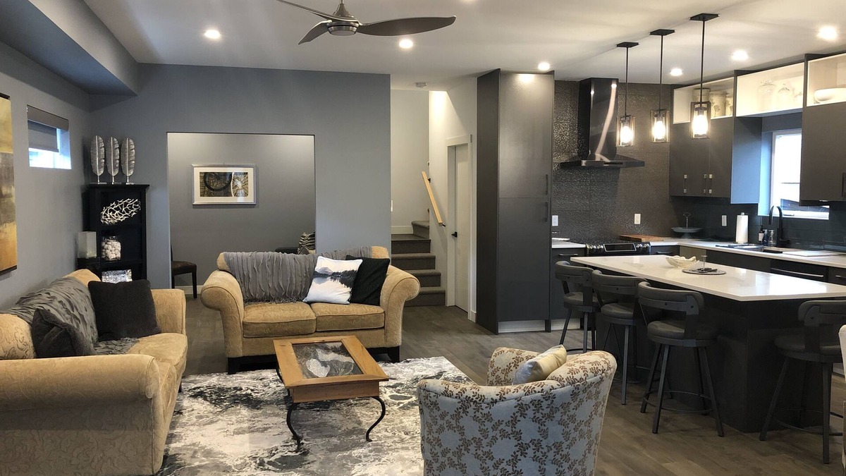 Okanagan-Similkameen House | Modern 3 bedroom luxury retreat! Wine bar, upper deck, lower patio!