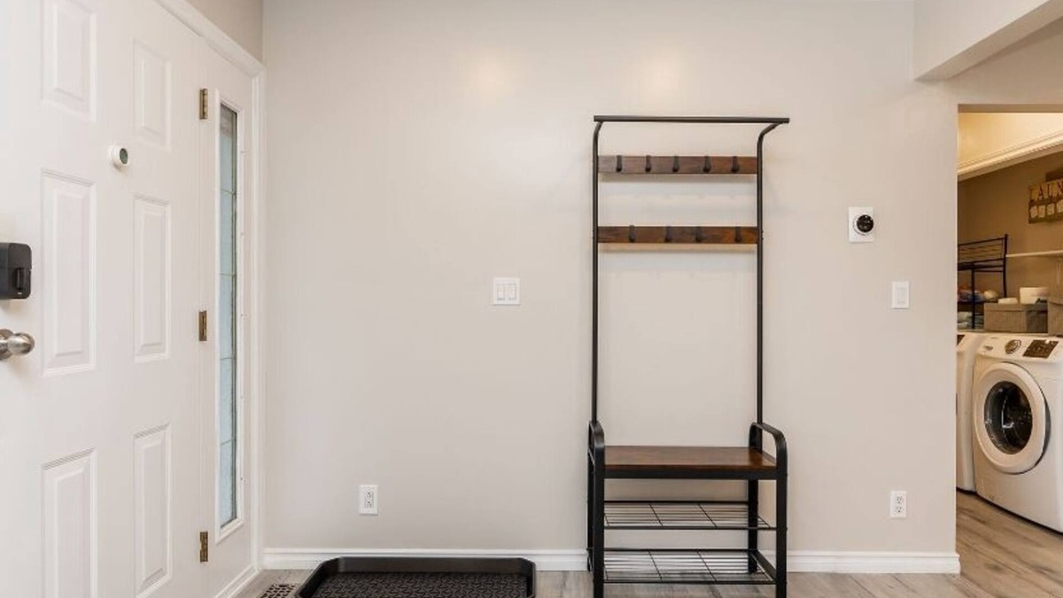 Chilliwack Proper Village West House | Modern 3-bedroom Rancher with AC and WiFi in Chilliwack