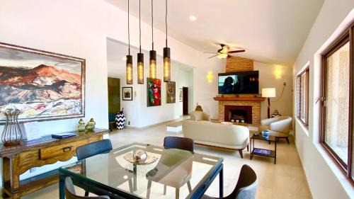 San Antonio Tlayacapan House | Modern 3-Bedroom Retreat in Ajijic - Walk To Everything- 1 Night Rates Available