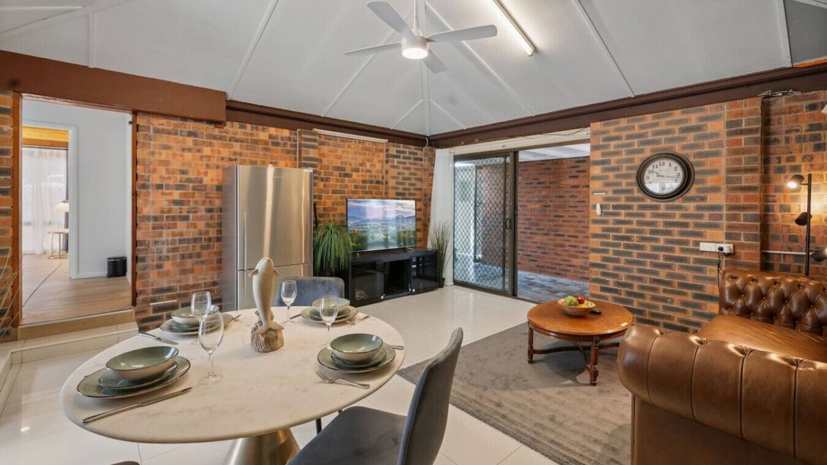 Robertson Apartment | Modern 3-Bedroom Stay | Walk to Shops & Dining