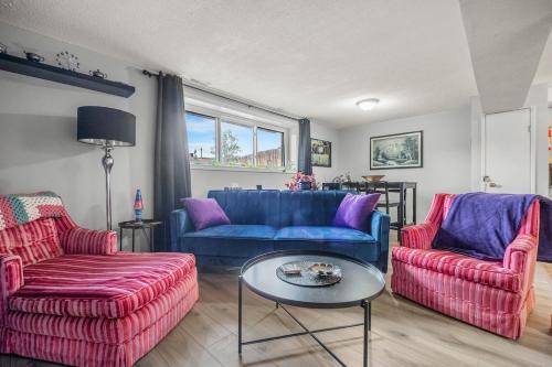 Inglewood Apartment | Modern 3 Bedroom Suite Near Downtown & Stampede Grounds