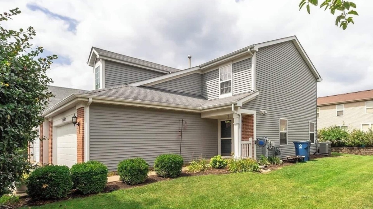 Joliet House | Modern 3-Bedroom Townhome with Full Amenities – Your Home Away from Home!