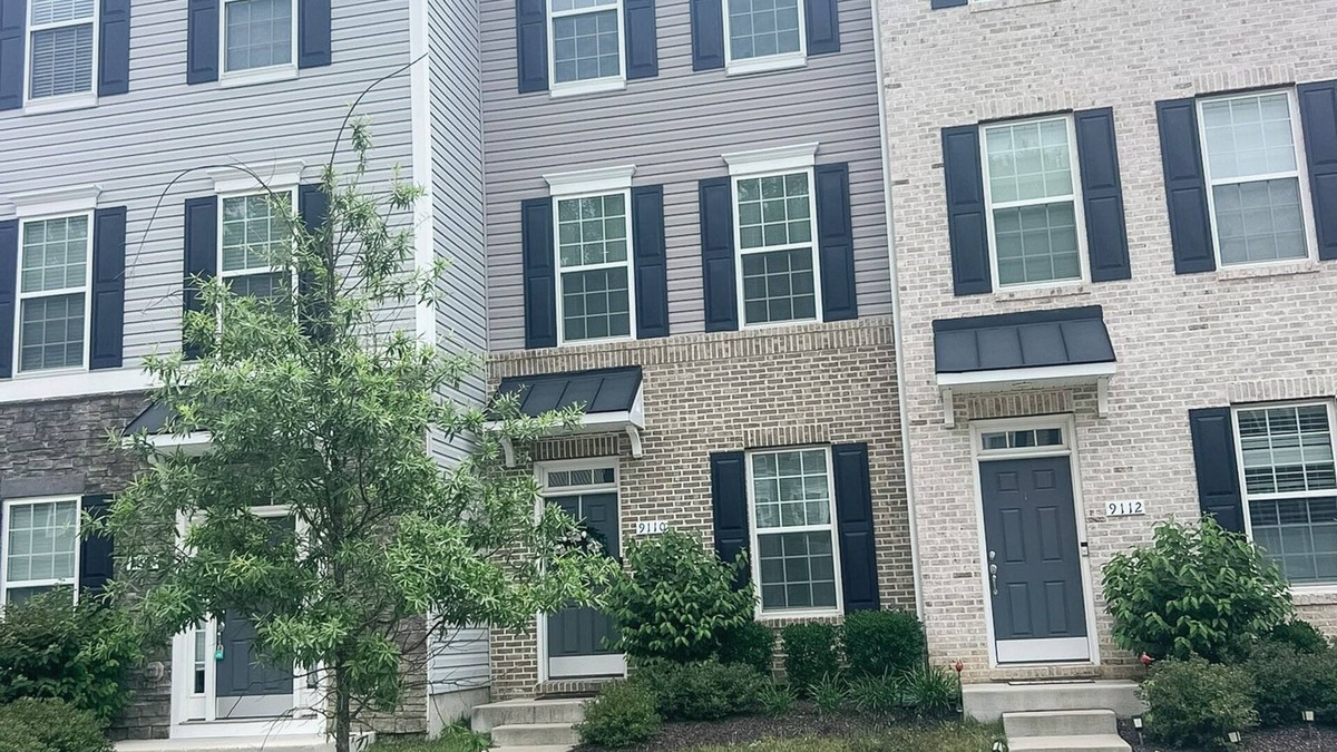 Upper Marlboro House | Modern 3 bedroom townhome near the downtown DC area with WiFi, AC, fitness room