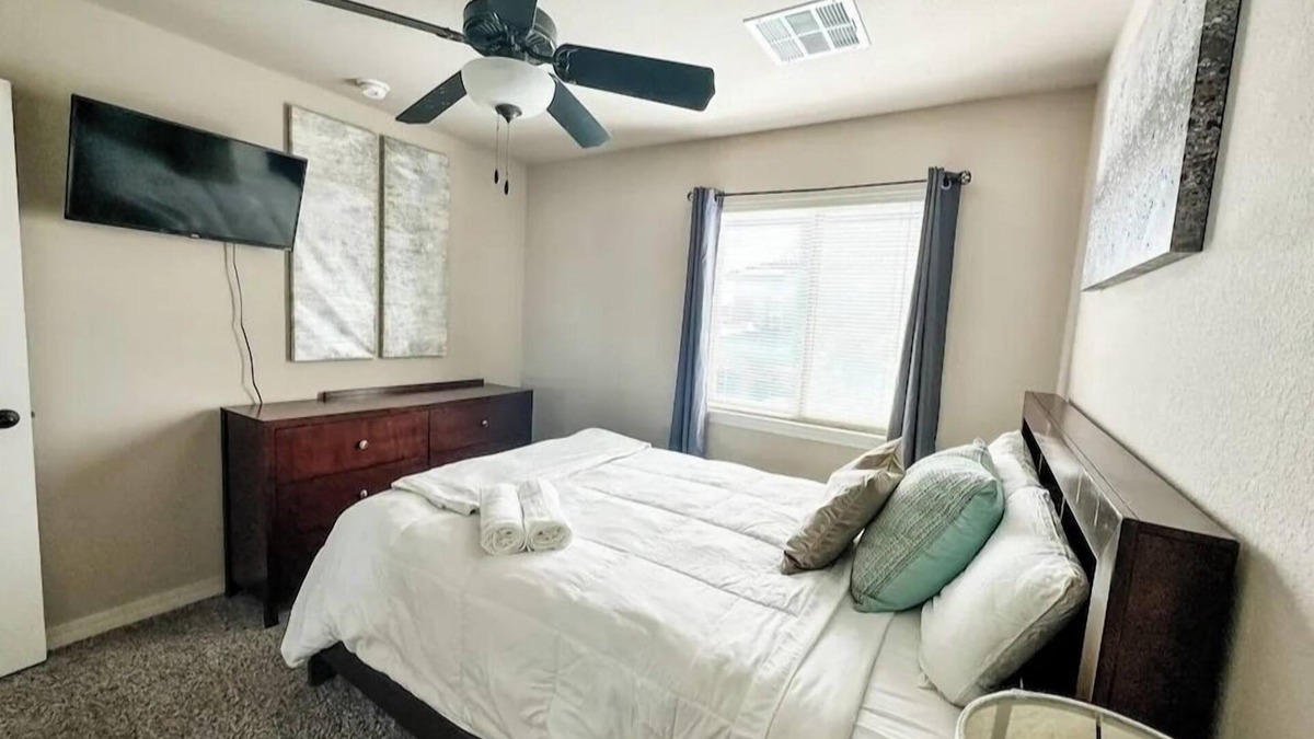 Biggs Field Hotel | Modern 3 bedroom with hot/cool tub!
