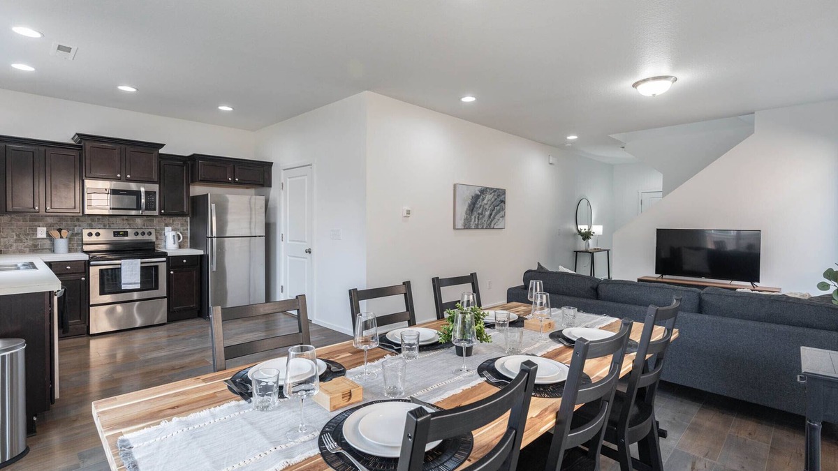 North Image House | Modern 3b/2b Retreat near Portland. Must-See!