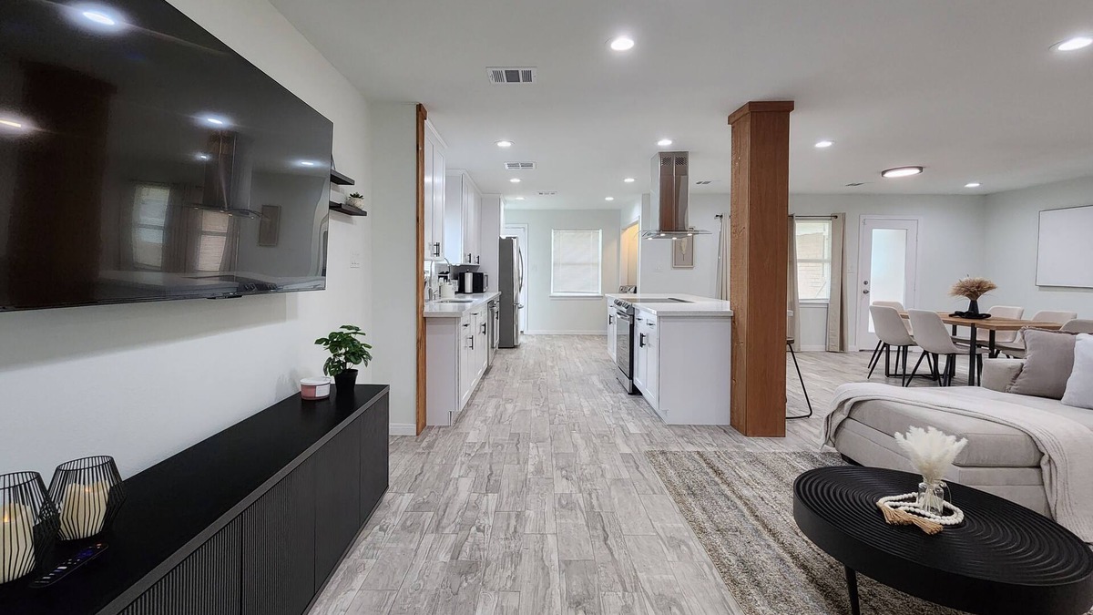 Westbury House | Modern 3BR/2BA Home- 15 Mins From NRG Stadium!