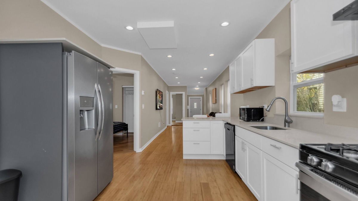North Chicago House | Modern 3BR Apartment Near Navy Base And Six Flags.n