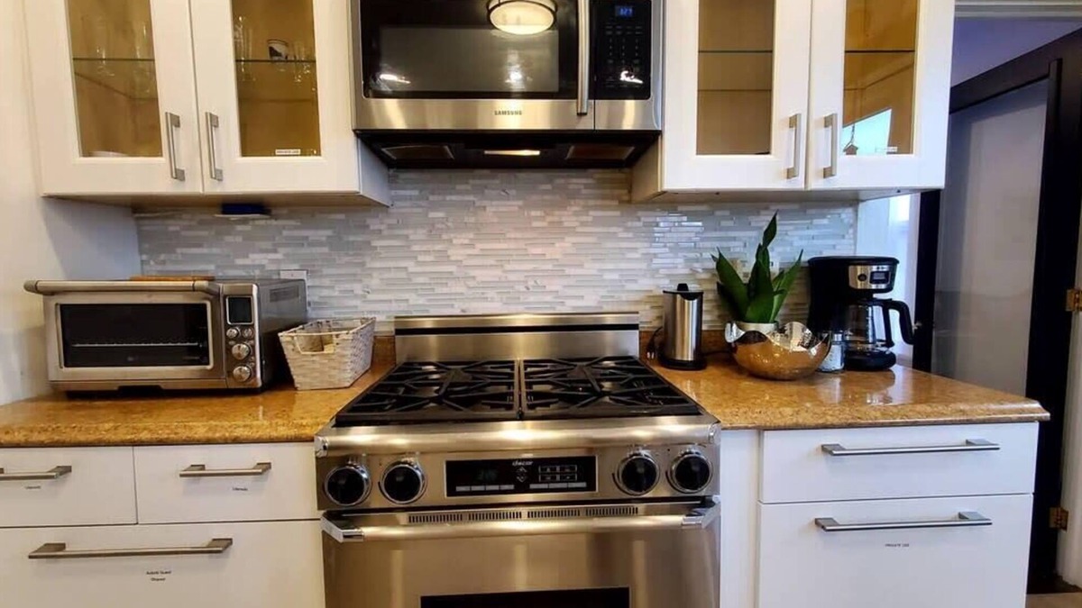Cove - East Side - Shippan Apartment | Modern 3BR Apartment Downtown, HarborPt I-95 Train