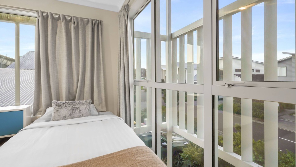 Hobsonville House | Modern 3BR Family House - Yard & Big TV