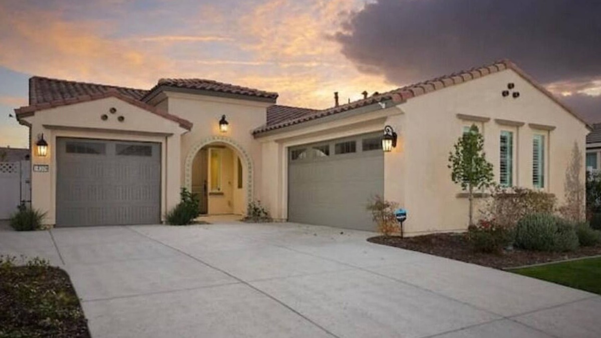 Greenacres House | Modern 3BR Home Gated Community